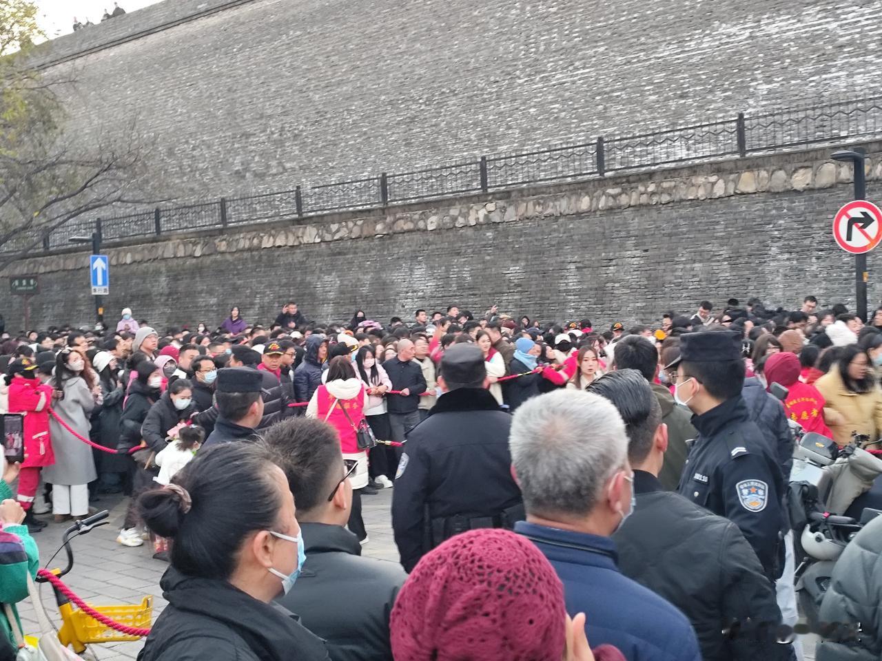 广仁寺燃灯节场外实况——里面是真的进不去啊！燃灯节，藏语称“葛登阿曲”，其起源与