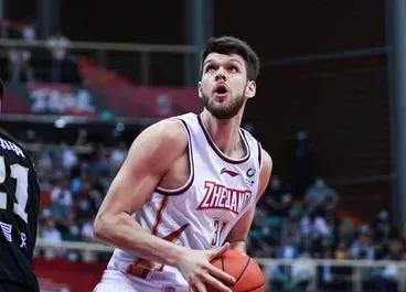 广东男篮这场溃败让球迷非常愤怒，外援和本土球员的使用失衡成了导火索，杜锋的执教能