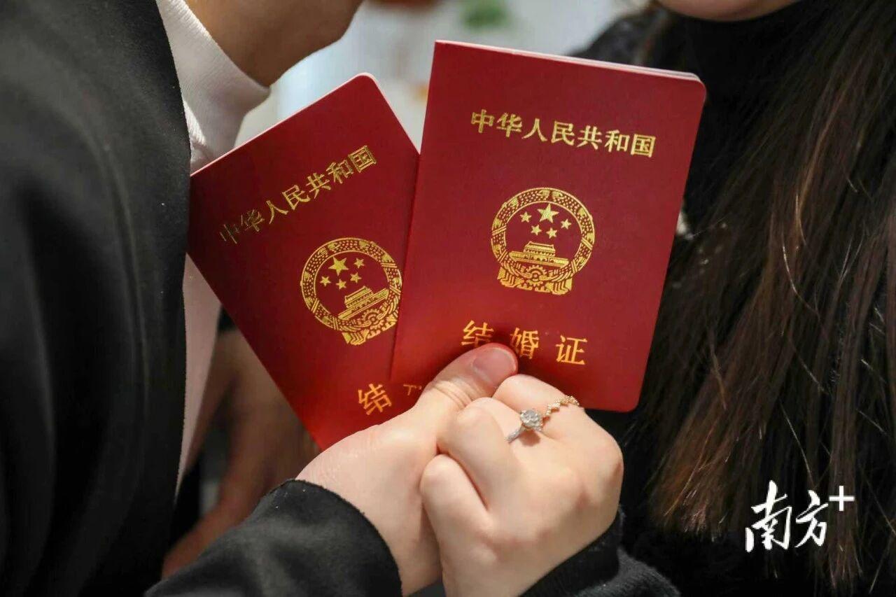 2025年11月，四川省婚育假期优化政策正式施行，新规明确，依法办理结婚登记的夫