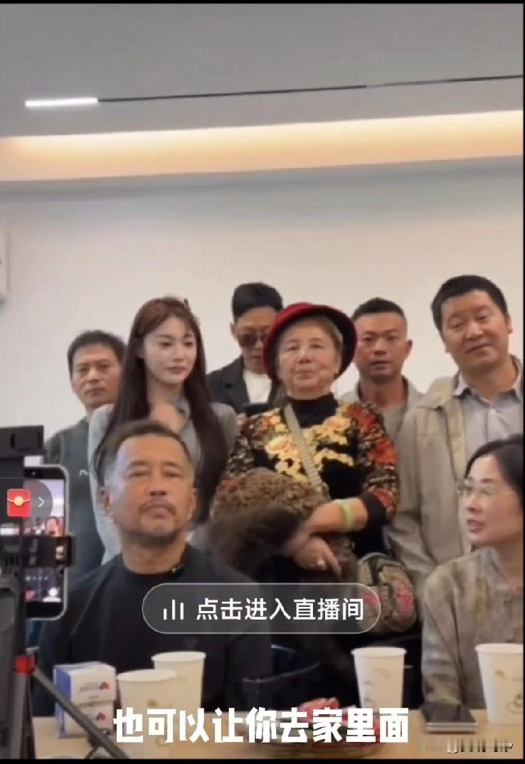 10月29日，上海流浪大师沈巍追踪速递，就在刚刚，沈巍在太仓帮其绯闻女友普晶的直