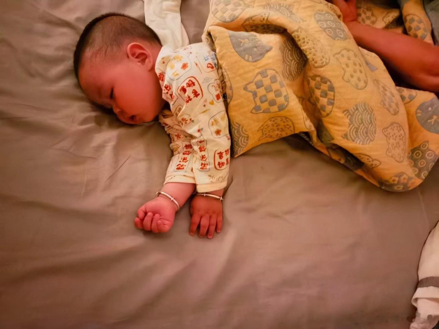 又是早早出门的一天……这家伙睡个觉 梦里能在床上爬N圈[笑cry]每次半夜看他 