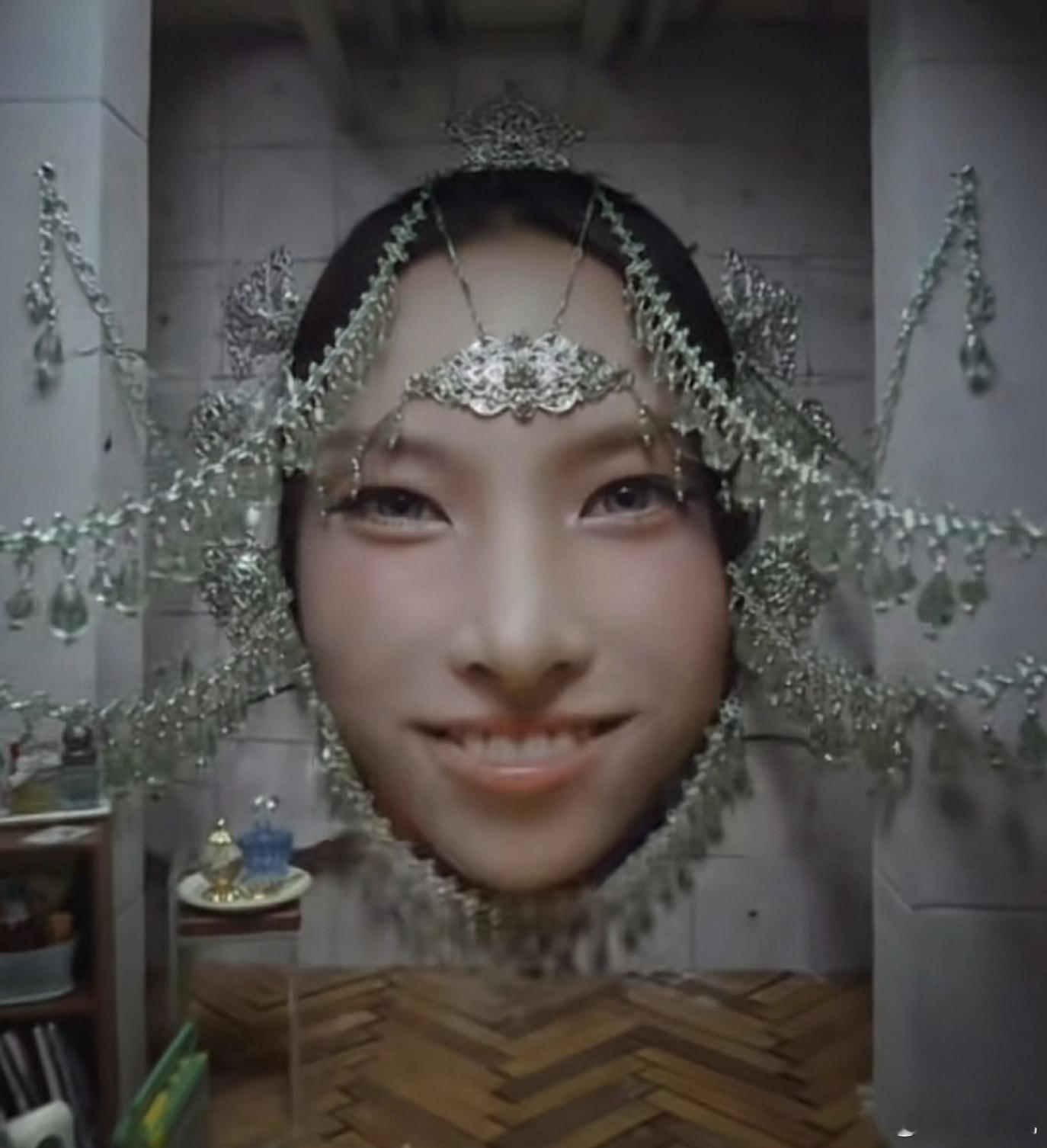 好诡异的MV，像隔壁星船做的ILLITILLIT新歌先公开 ​​​
