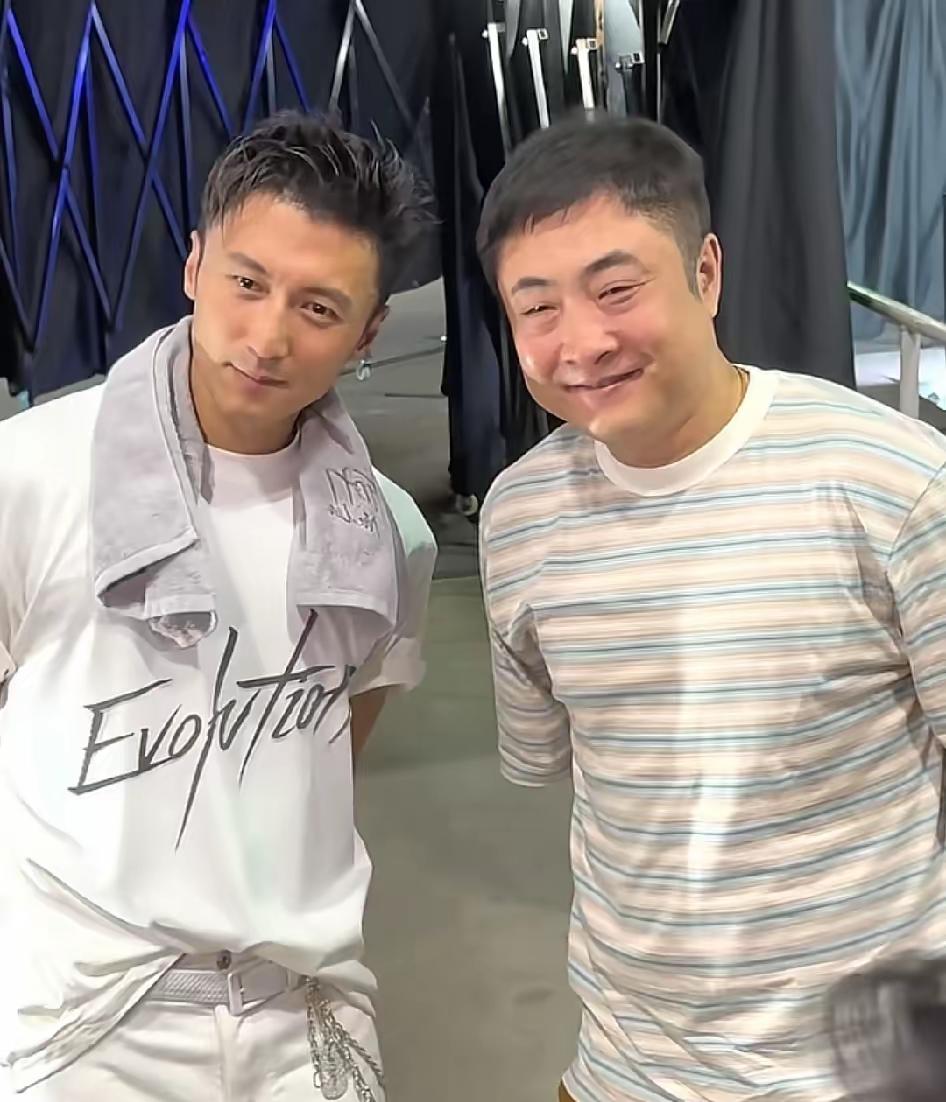 “三蹦子”去找“法拉利”，顺便还合个影？
三蹦子和法拉利年龄相近，细看，一个帅哥