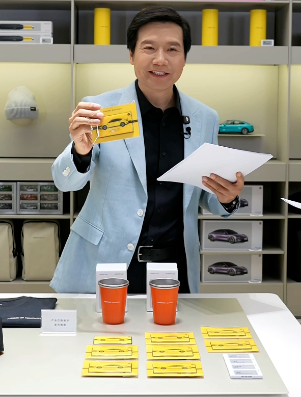 雷总展示的这个冰箱贴是只有小米汽车工厂有的，29.9一个也不是很贵，而且桌子上那