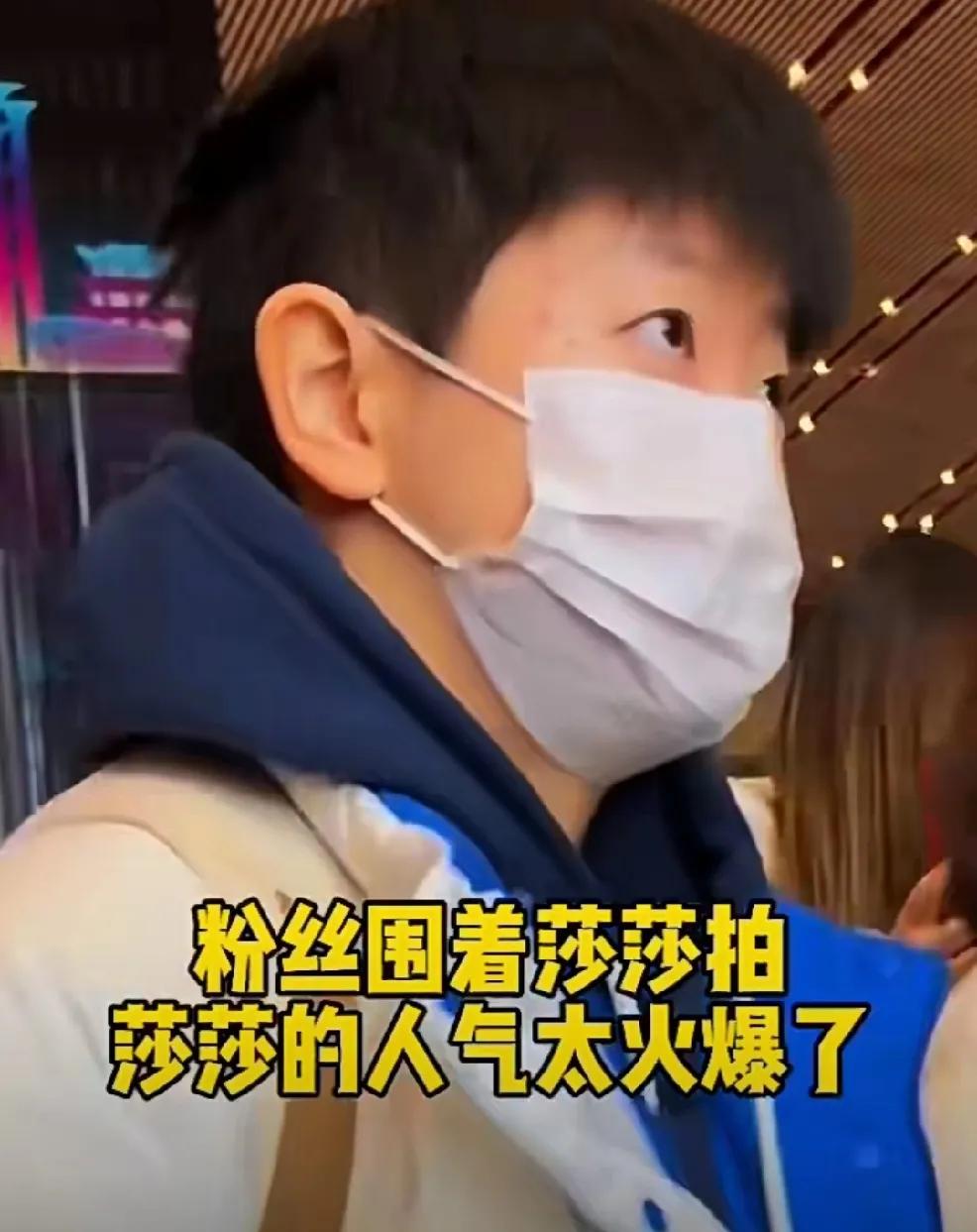 再见你们是出发福冈总决赛，
莎莎、曼昱穿着蓝色的队服，
清清爽爽的颜色，
清清爽