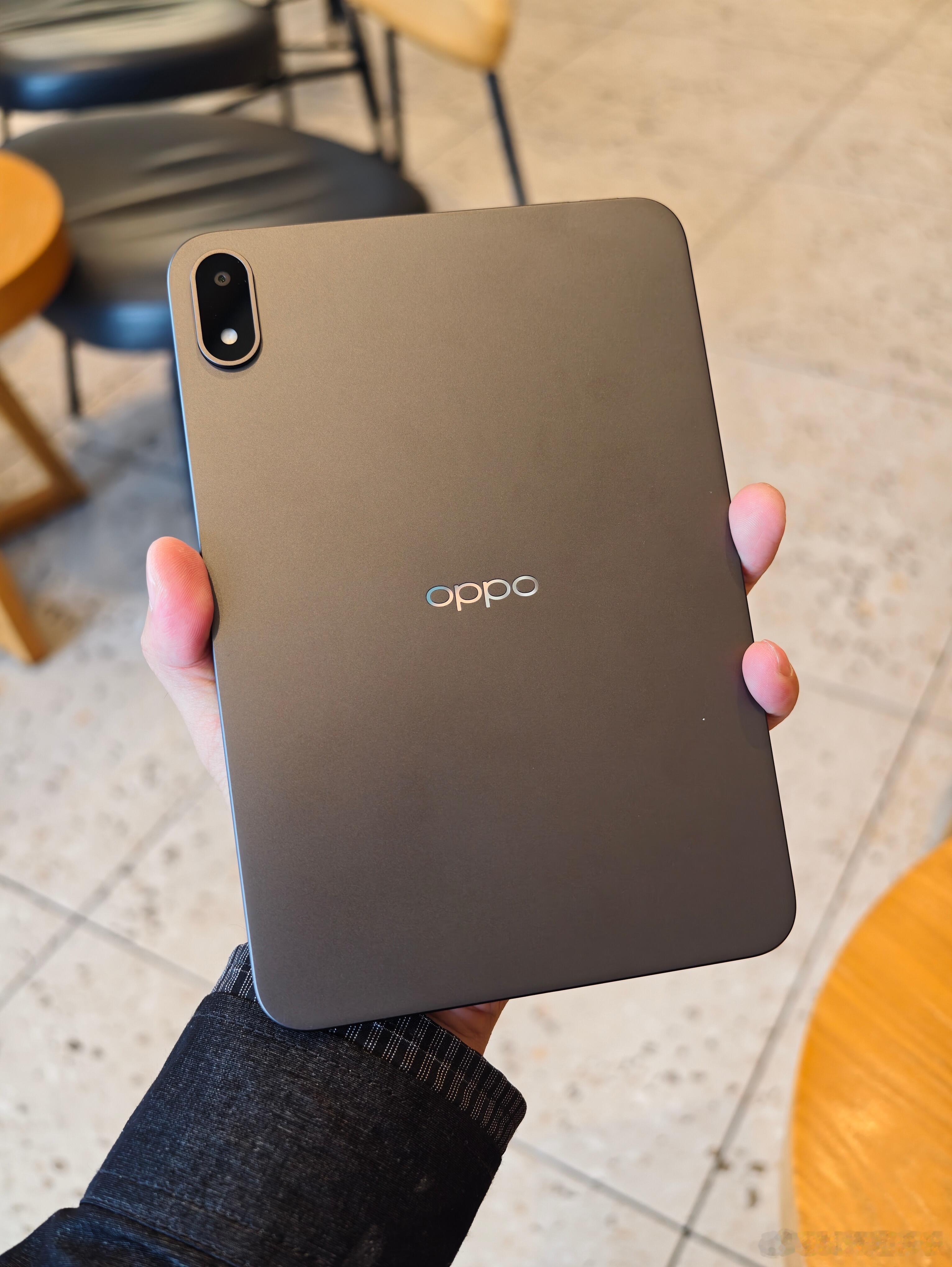 OPPO Pad mini 的尺寸刚好能塞进我的小包里，平时出门背着也方便。相比