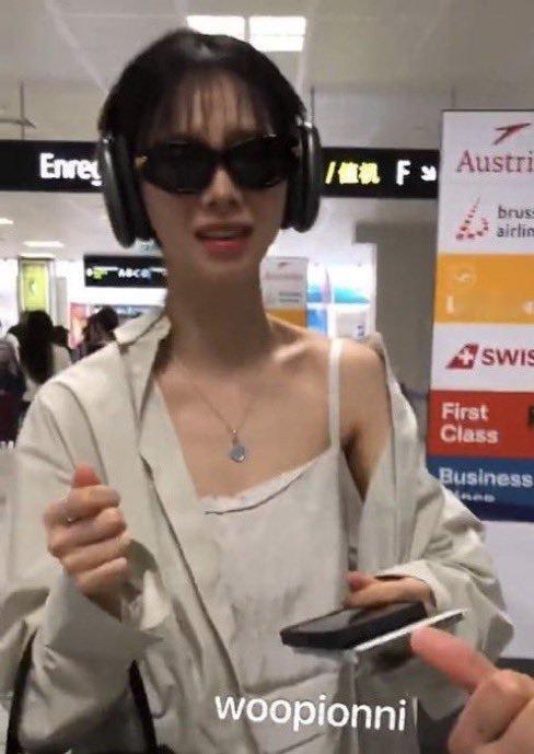 Karina没能给粉丝签名时的表情，看起来真的很抱歉 ​​​