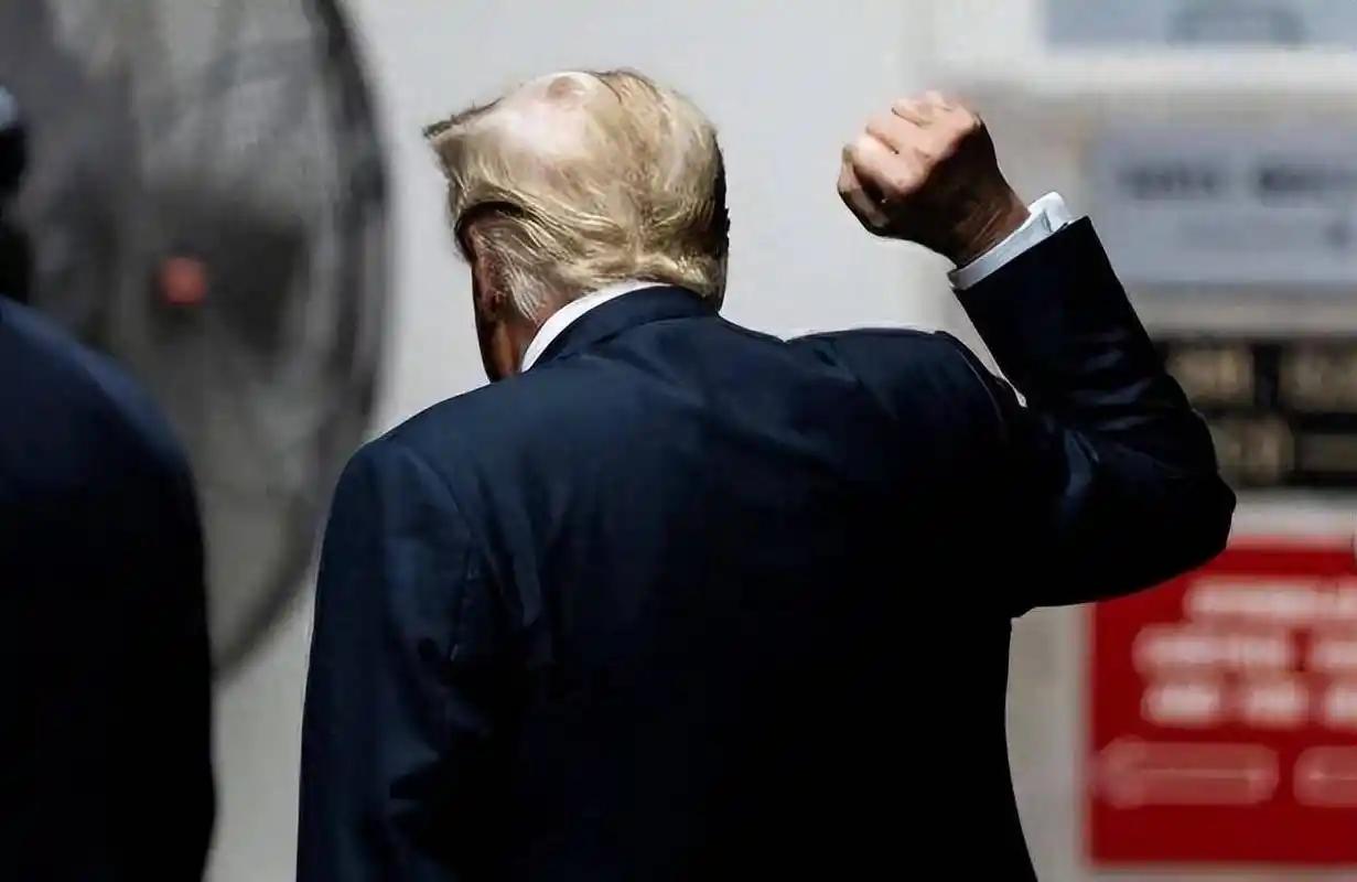 特朗普官衔会越来越多，刚刚已经多了一个，“委内瑞拉代总统”。

当地时间1月11