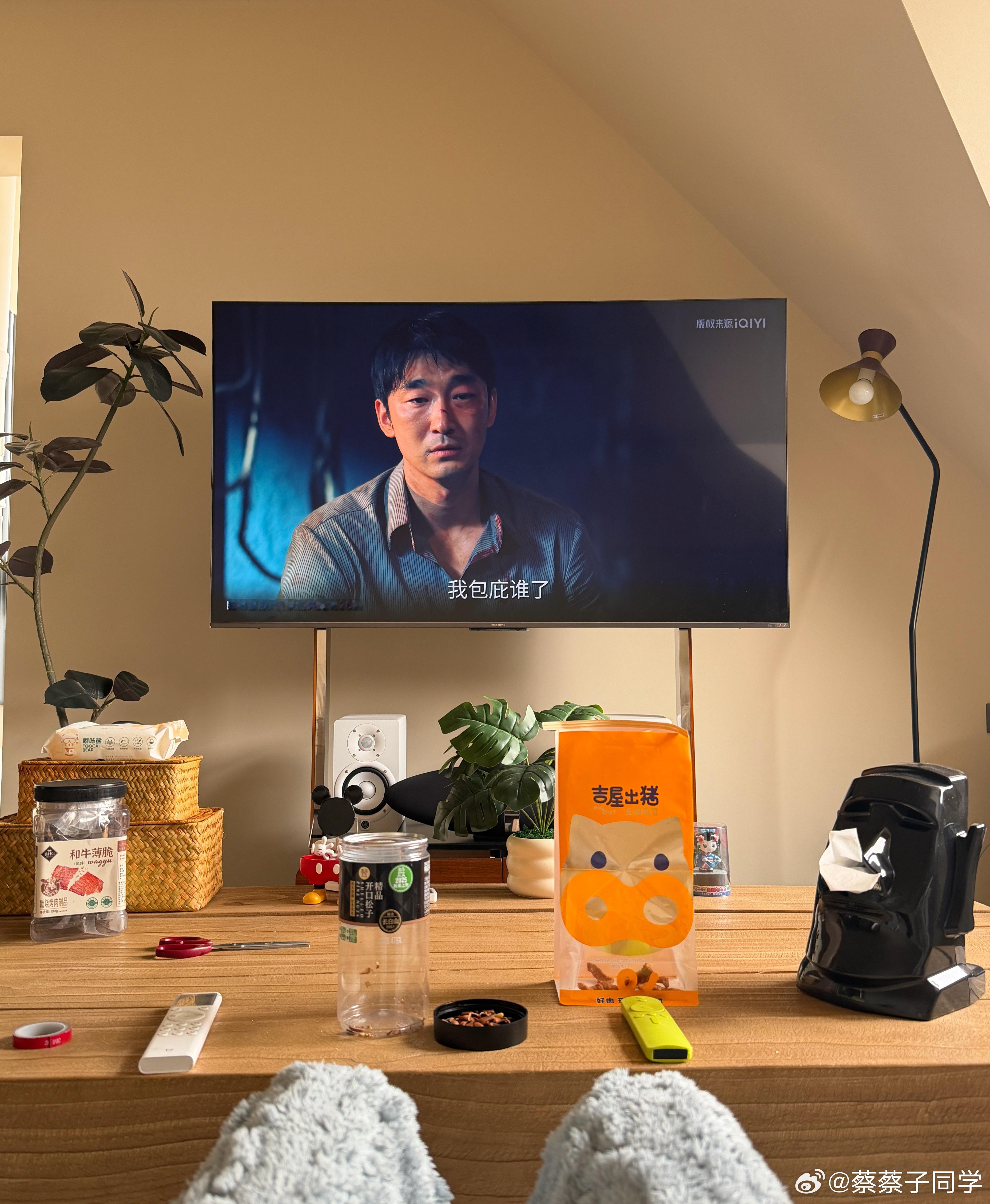 早起干完活看会剧，就是如此的心安理得，舒服～推荐两个零食，一个是小时候吃的油渣，