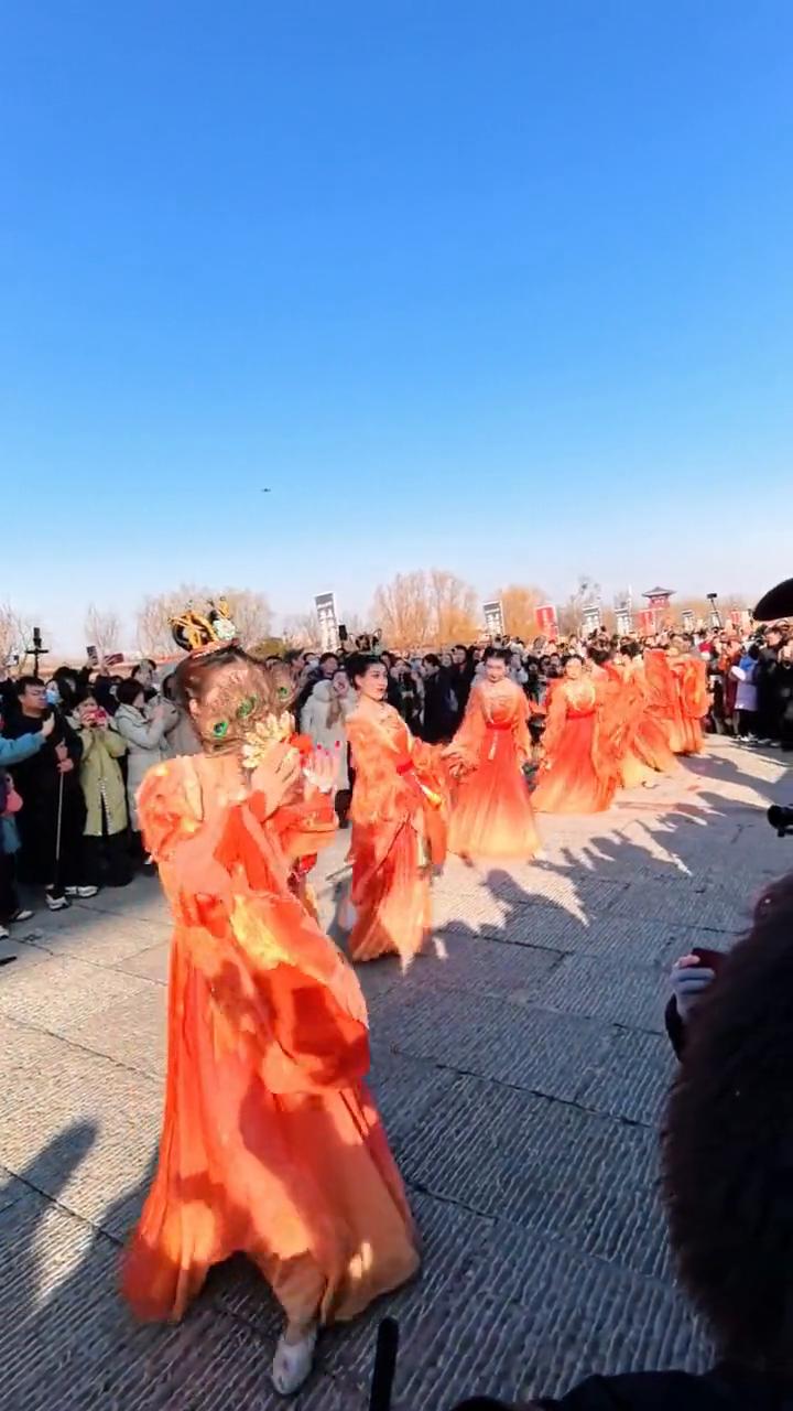 东天山来客入城定鼎门，激动人心的时刻。
1月7日洛阳定鼎门天街。洛阳定鼎门开城门