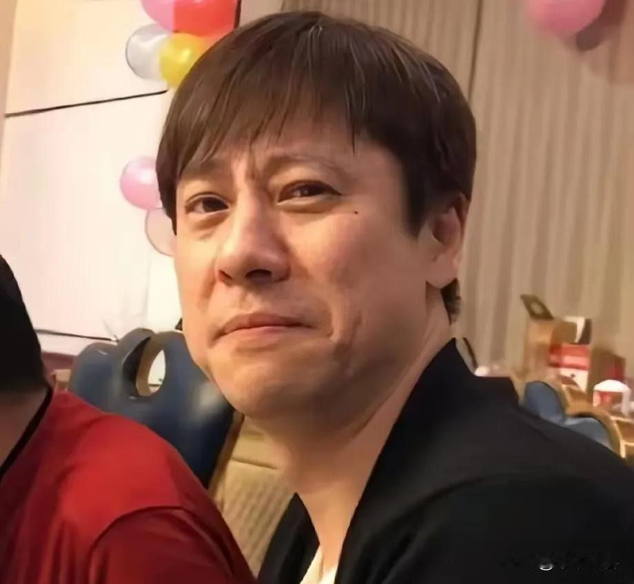 解晓东现在住在蚌埠，房子是普通的居民房，而不是高档小区的。去年底他宣布清偿债务后