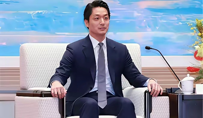 蒋万安针对郑丽文“两岸都是中国人”的说法称：“我是台湾人、中华民国国民。” 