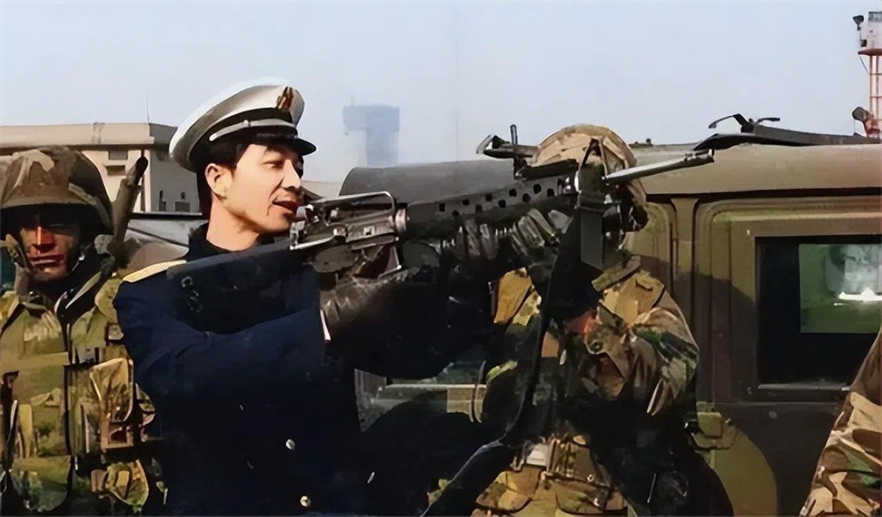 已知：1995年美国海军邦克山号巡洋舰访问青岛港期间，一名解放军海军军官正在操作