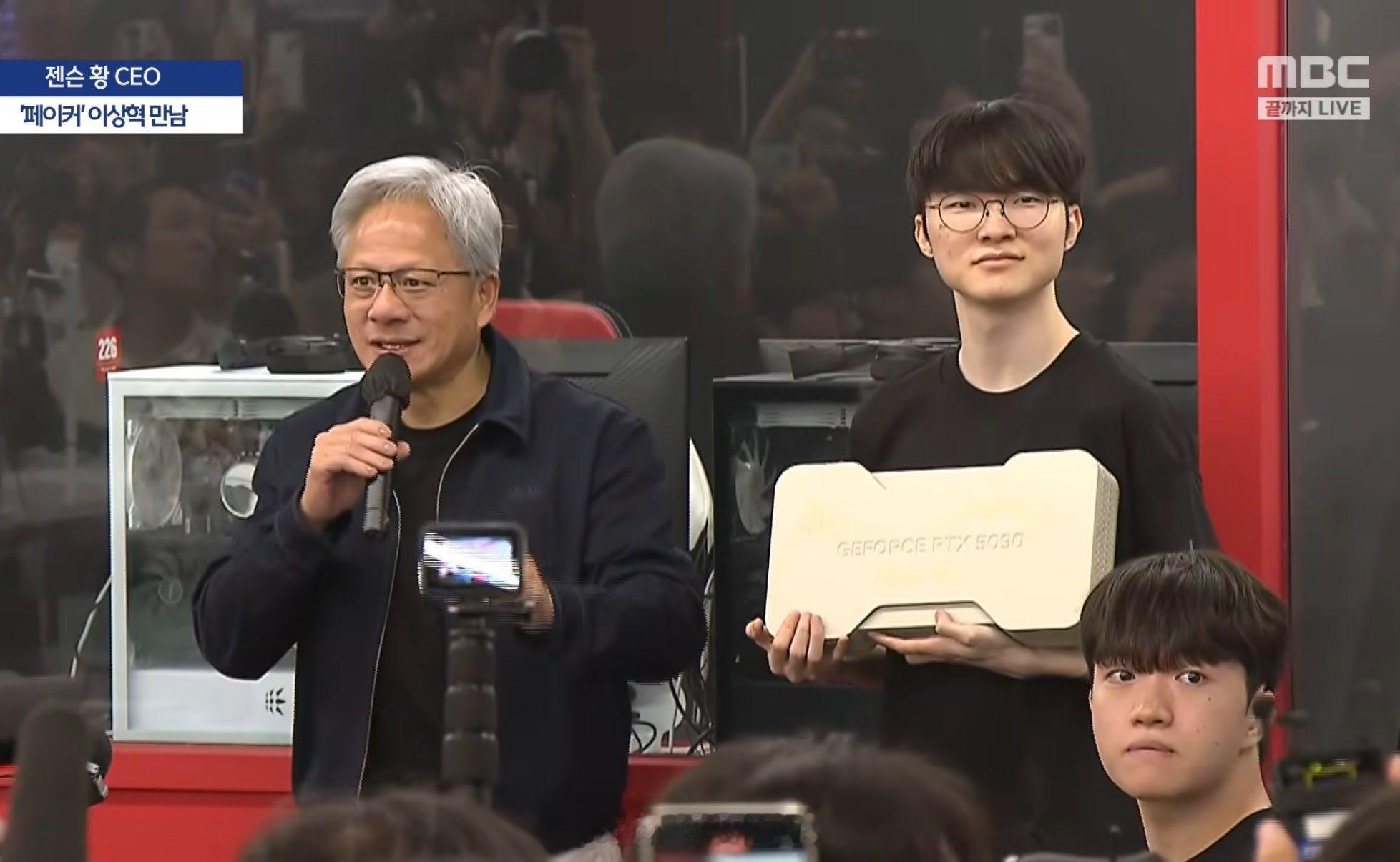 黄仁勋抵达韩国，第一战到访 T1 基地，现在已经和 Faker、Doran、On
