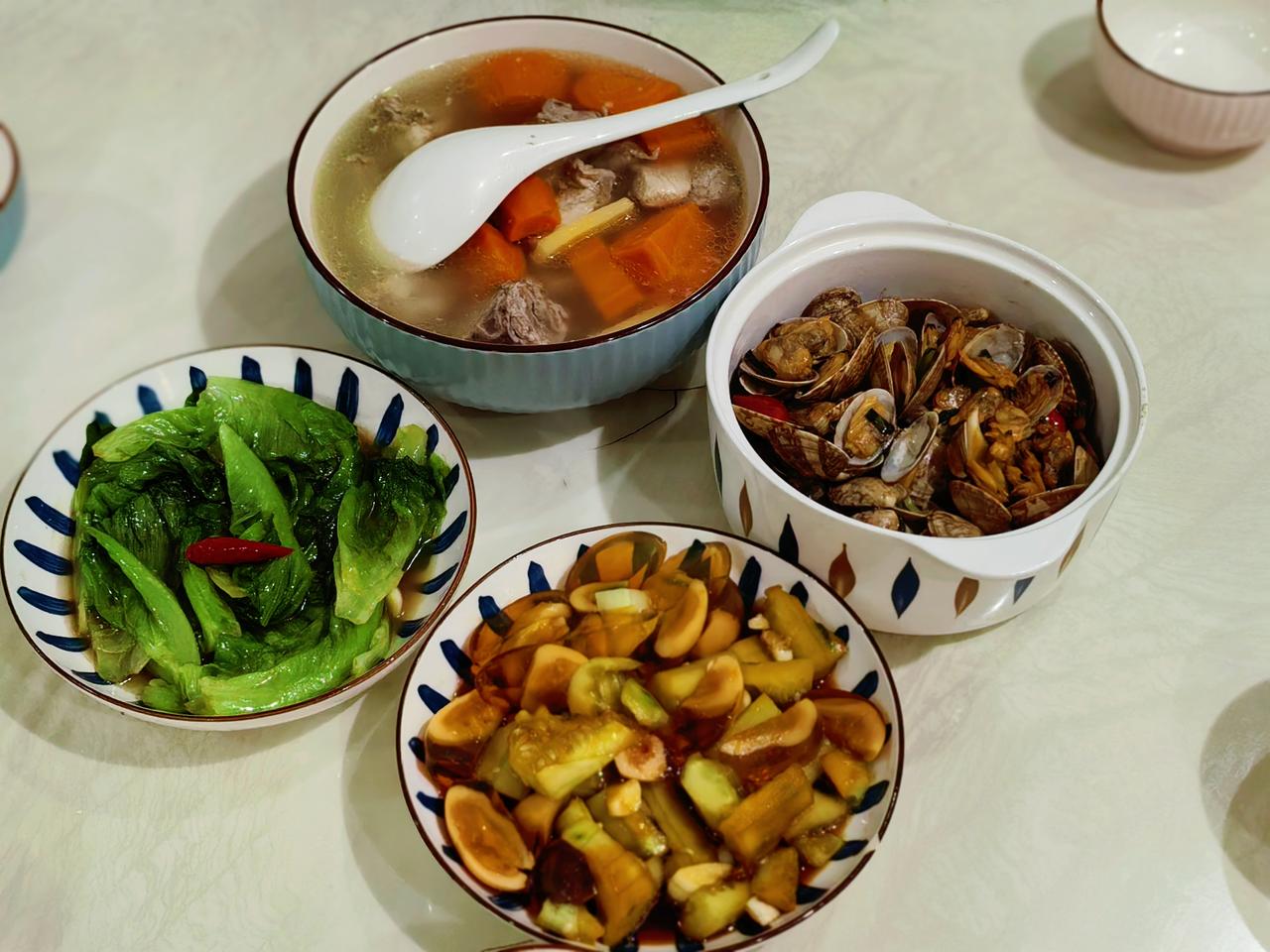 周末宅在家，
能有啥坏心思呢？！

去趟菜场，
拎一兜子​人间烟火。

​泡一壶