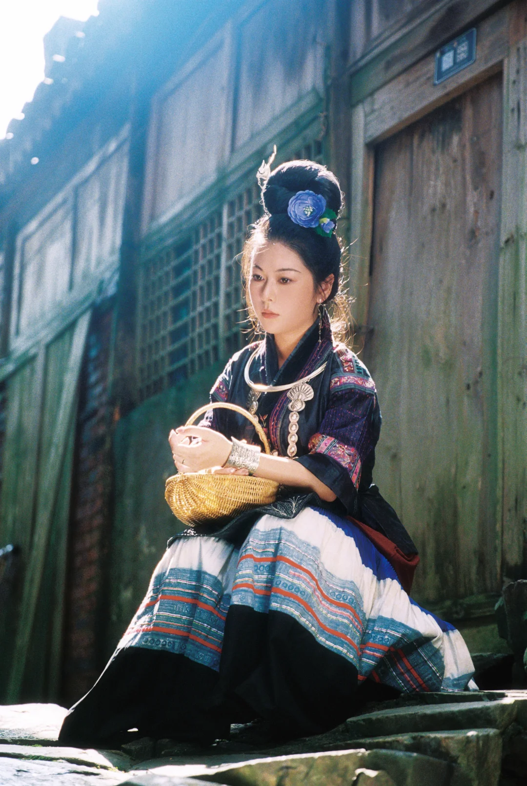 山野有风，苗衣有光