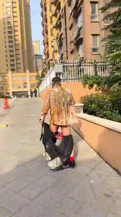 特逗！刚刷到个视频，第一眼瞧着还以为是个乞丐呢！那形象，简直了，头发乱得跟鸡窝似
