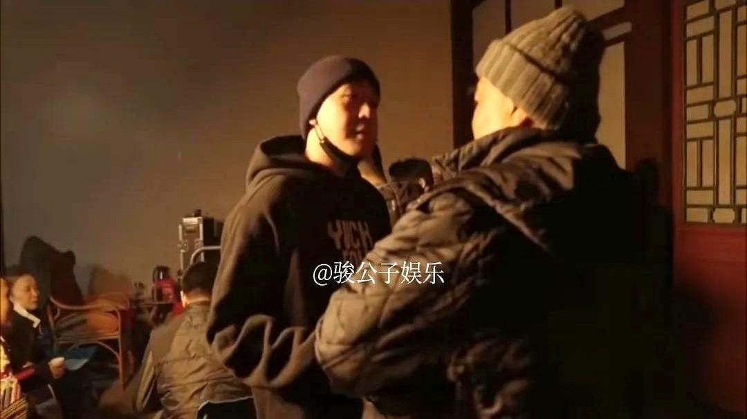 王晓晨这段时间一直在西安片场拍戏，她的男友俞灏明前来探望。

两人低调地一起吃了