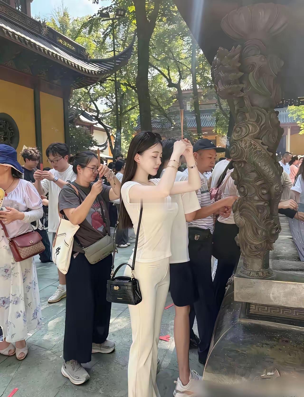[捂脸][鼓掌][祈祷]哈哈，想不通？搁庙里看见这张照片，我第一反应跟你想的一样