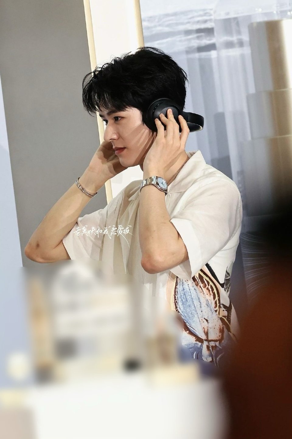 龚俊清爽男大路透 龚俊现身上海线下活动，一身白衣造型直接封神！随性又不失帅气，清