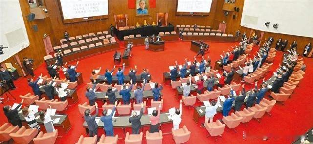 民进党要走“法理台独”的危险一步，被国民党挡住！

5月1日，台立法机构讨论大陆