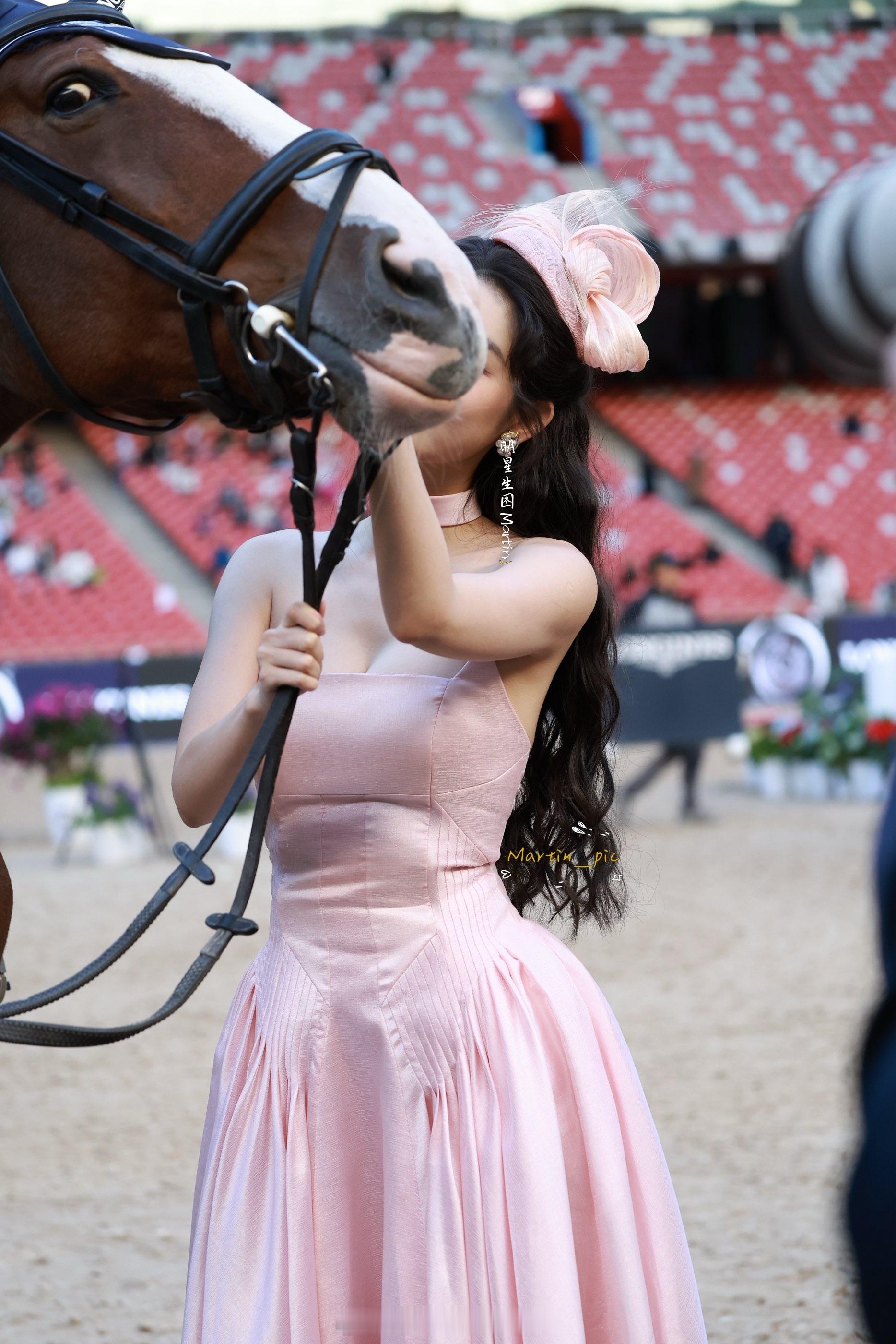 王玉雯[超话]  王玉雯 今日出席浪琴北京国际马术大师赛生图~ 王姐太美了吧！[