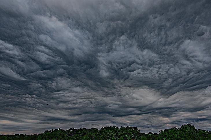 #每天一天文图# 这种云你见过么？这种云被称为Asperitas。#转发接龙开新