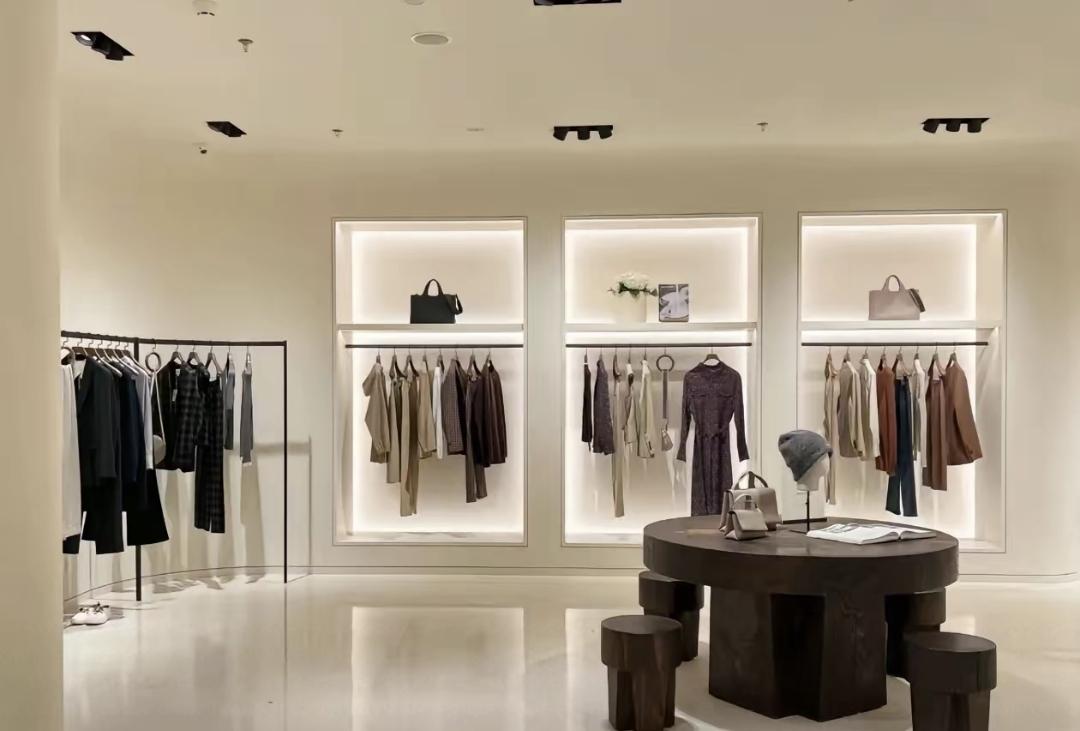 最近路过商场三楼女装区，玖姿、珂莱蒂尔那些店门口常没人，玻璃门都反光，冷清得像下