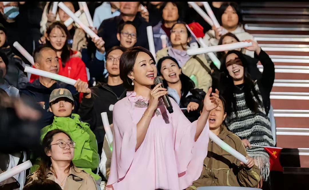 实在忍不住
又去看了几遍杨钰莹中秋晚会的演唱
才发现最惊艳的不单是她的声音，更是
