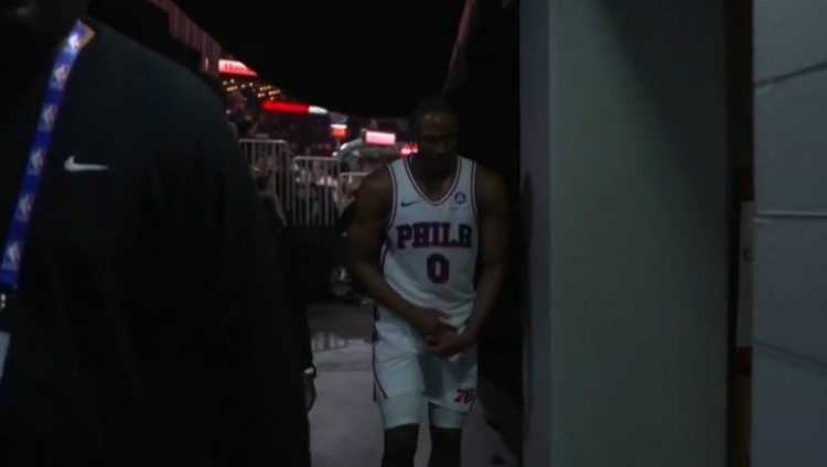 纳斯表示，马克西的右手手指正在接受x光检查。 