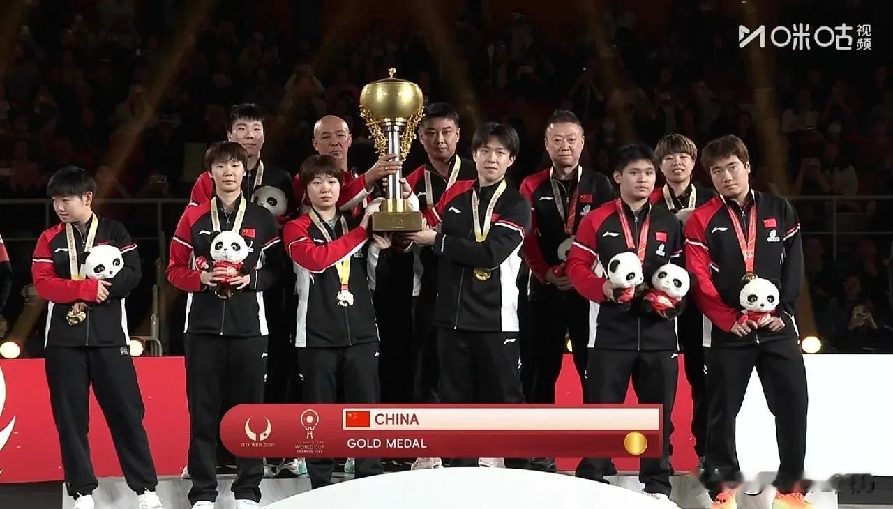 混合团体世界杯颁奖仪式上，站在最边上的孙颖莎一直四处看，大家准备举起奖杯🏆合影