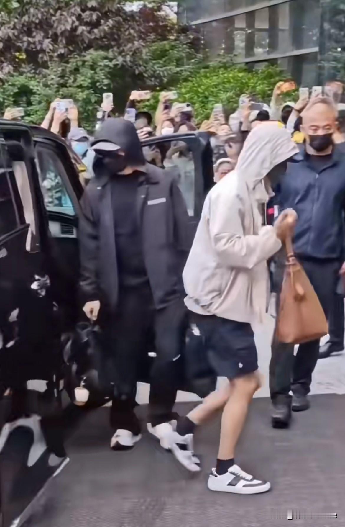 5月21日，肖战，好久不见！今天看到肖战出发电影节路透，感觉肖战拍摄十日终焉瘦了