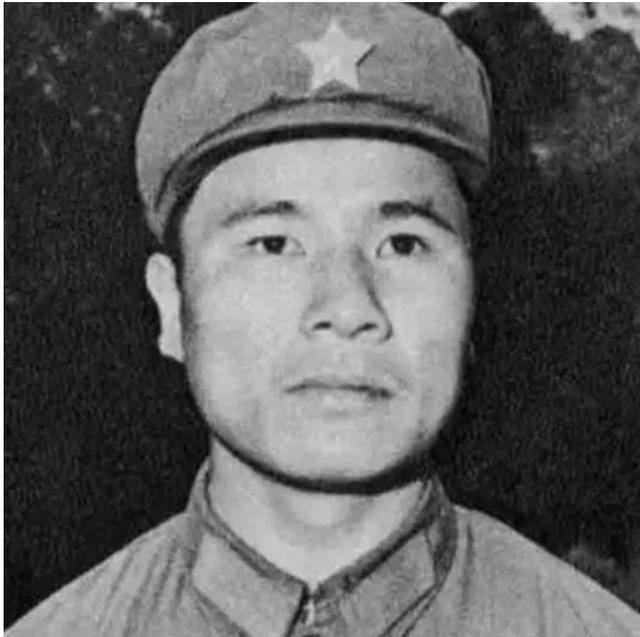 1979年，黄招强在护送伤员撤退的时候，意外发现队伍中竟然多了几张陌生的面孔，于