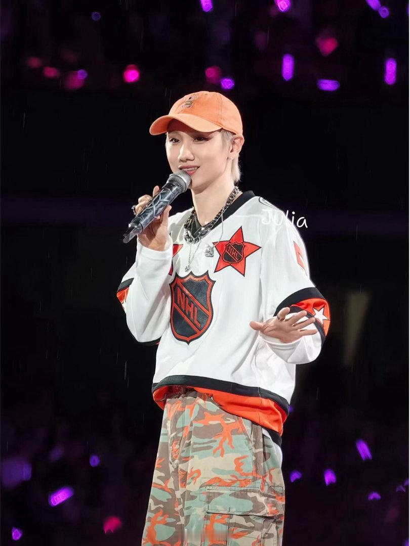 汪苏泷弹吉他还不忘噘嘴谁反复循环这段舞台画面，沉浸演奏的同时自带小表情，汪苏泷身