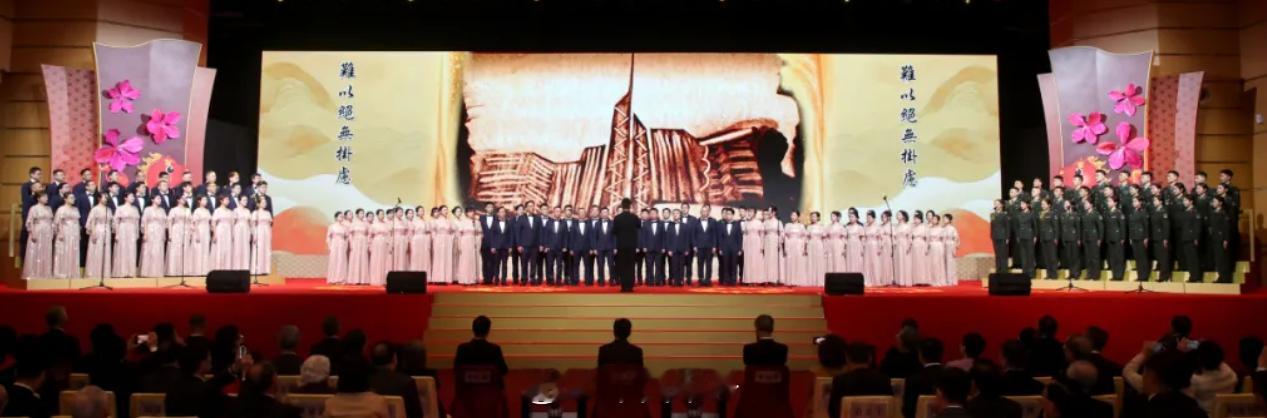 【驻香港部队向香港市民拜年】2月4日，驻香港部队领导应邀参加中央政府驻港联络办2