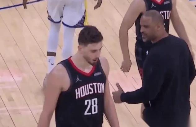 乌度卡无情啊！北京时间4月6日的火勇大战，打满了季后赛级别的窒息感，最终火箭以1