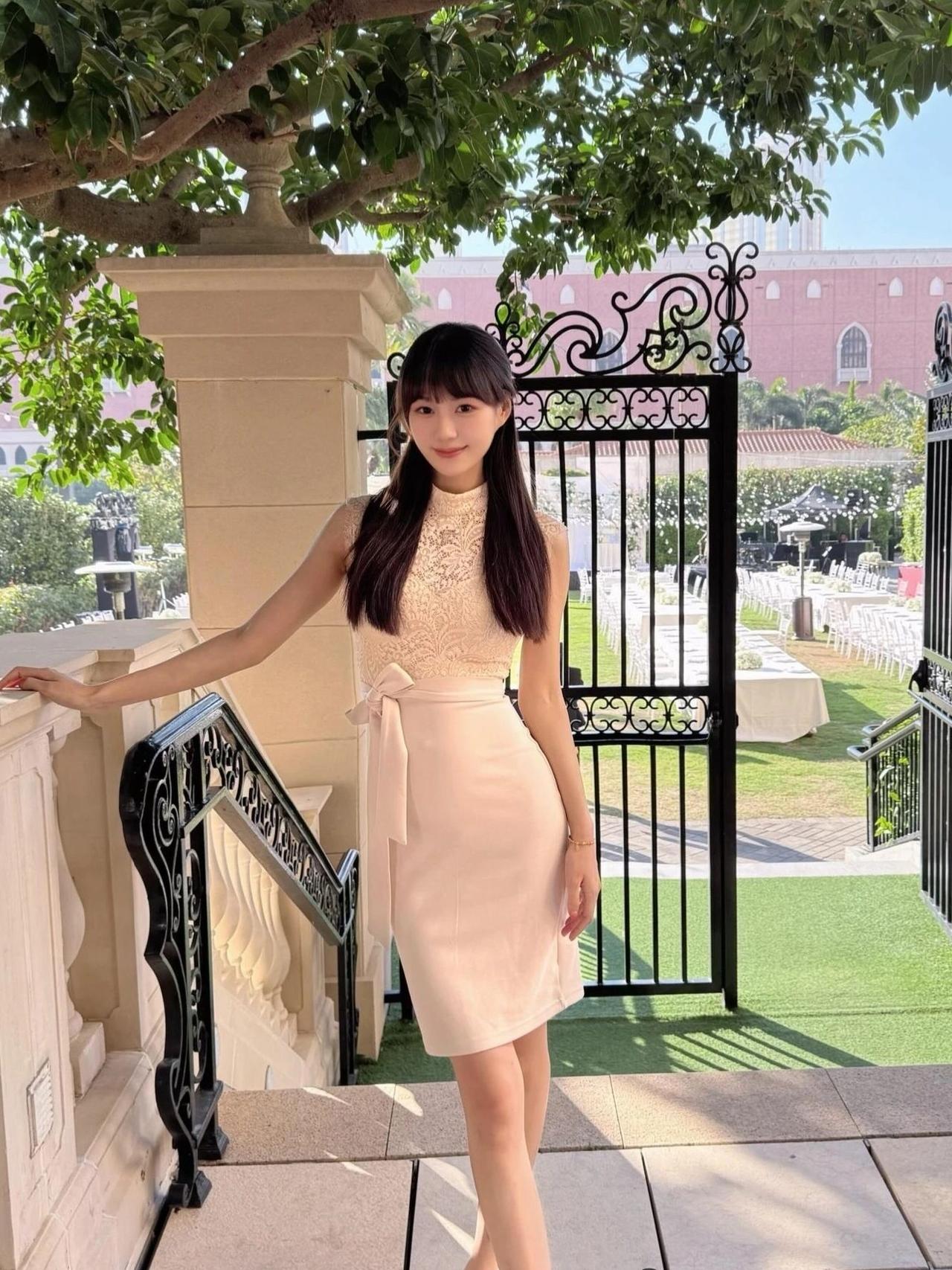 优雅气质，粉色蕾丝连衣裙，户外花园的浪漫时光。