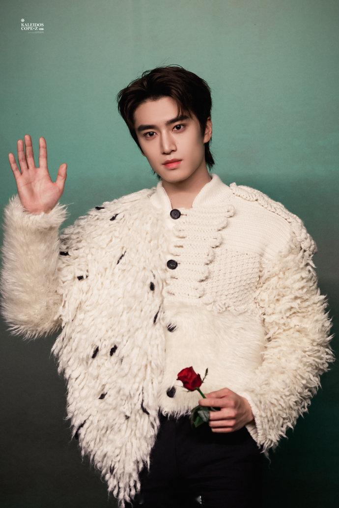 张康乐像油画里走出来的王子 张康乐这波入场暴击直接戳中我！在VOGUE花园的马场