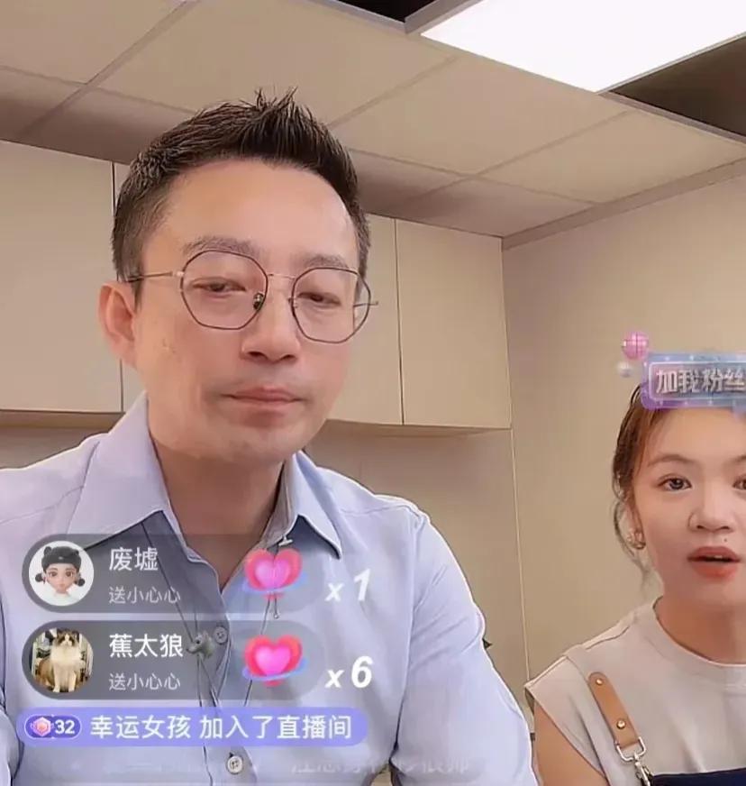 汪小菲，明显不开心了！

7月7日，汪小菲在低调返回北京后，突然出现在直播间卖货