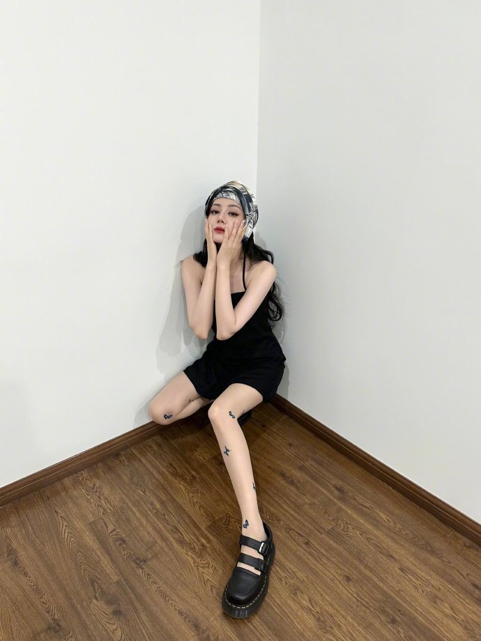 热巴cool迪丽热巴包头巾黑吊带cool感 迪丽热巴包头巾黑吊带cool感，热巴