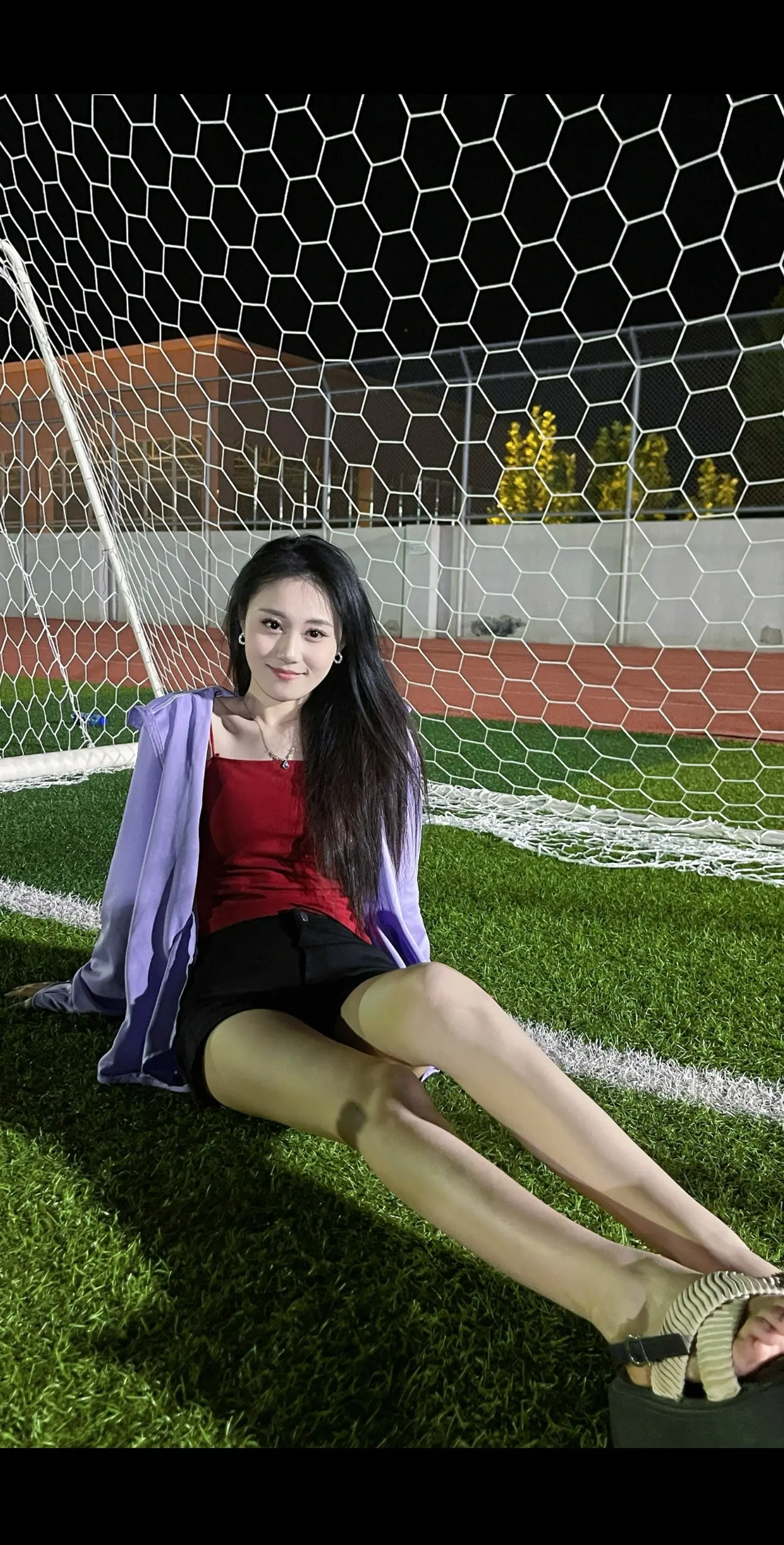 终究穿不了碎花裙 做不了那娇滴滴的女子 更不懂polo衫的深情 死犟死...