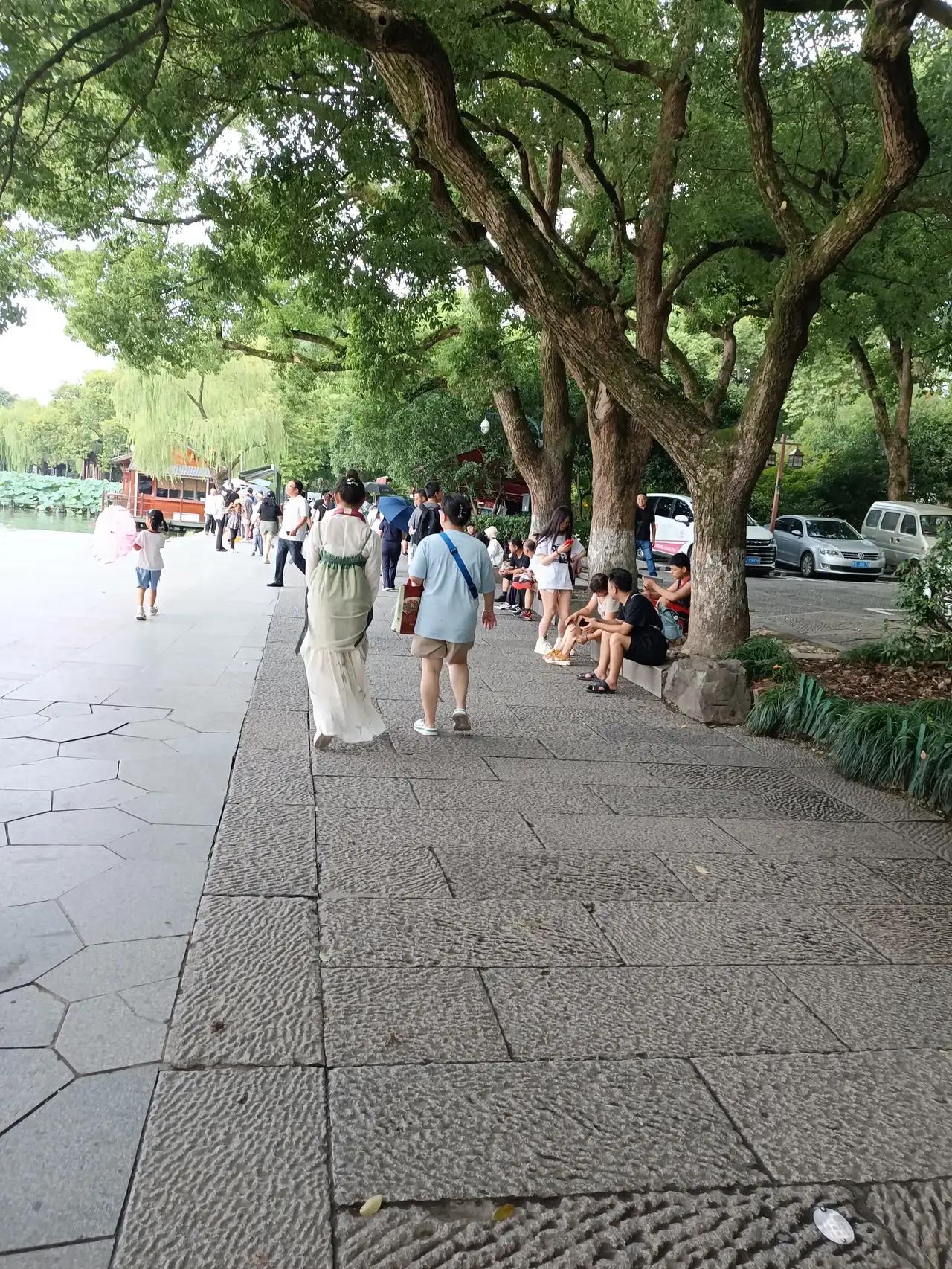 没有钱是万万不能的，有钱也不是万能的！因为再多的荣华富贵也不能把明天买下！

岁