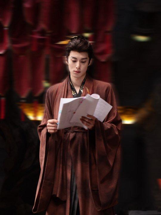 王鹤棣看剧本花絮图王鹤棣宋潜机花絮图王鹤棣看剧本花絮图，期待宋潜机 ​​​