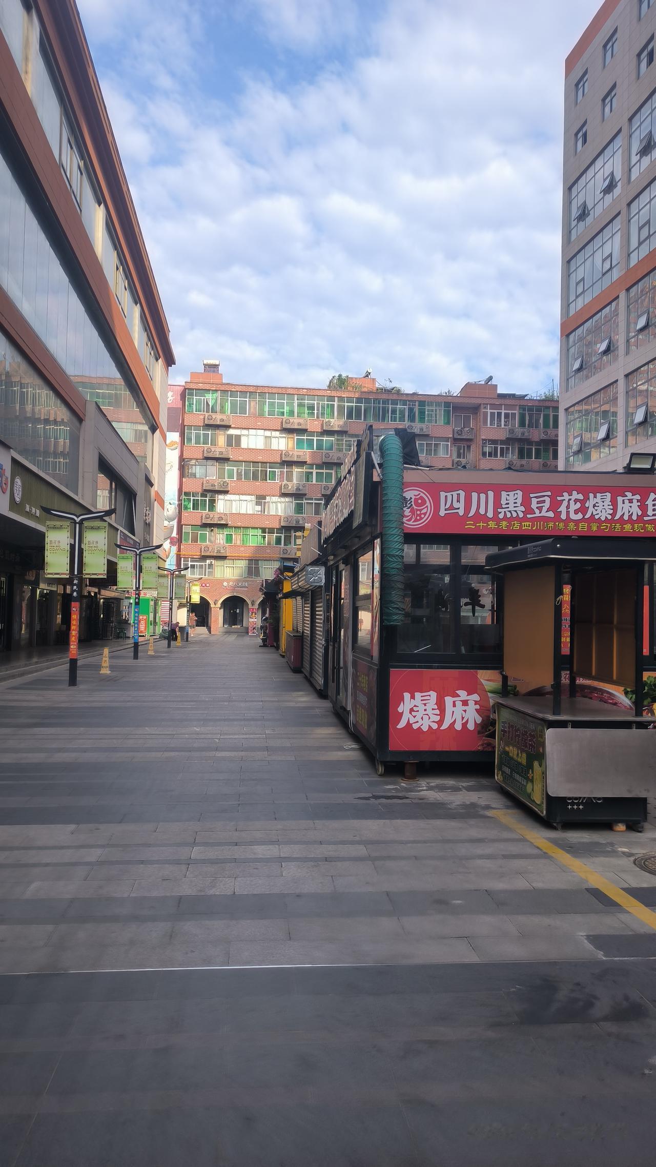 分享一张随手拍照片 今天起的早。想到好久没有去过经二路了。就坐公交车去看看。公交