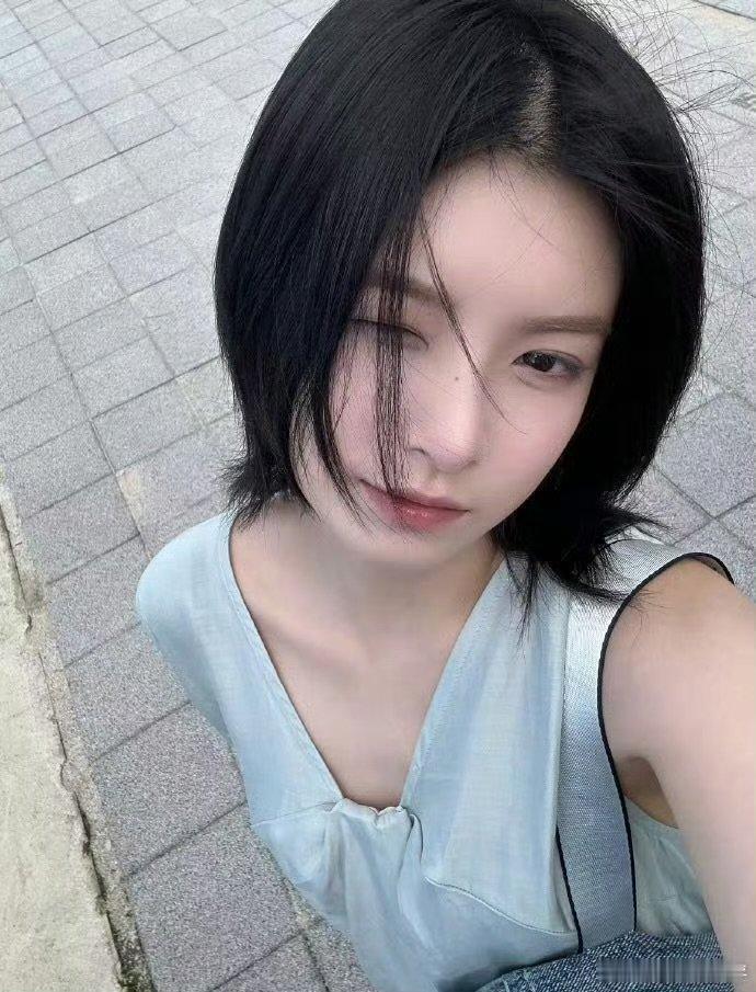 王怡人回内娱第一份工作 王怡人带着超绝翻跳回归内娱！舞台上卡点如机器，表情管理堪