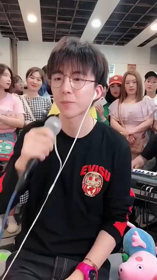 不要在乎感受，把回忆化成空，体面的有所保留。说过的话当赠品附送，我不必再为你迁就