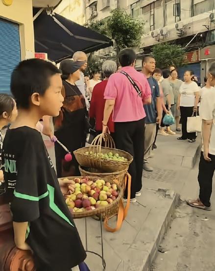 四川达州市，一名10多岁的男孩在街上摆摊卖自家产出的李子。辛辛苦苦卖了几天后，却