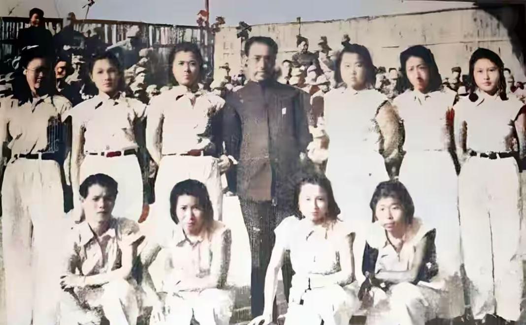 1937年淞沪会战爆发，军统前身特务处仓促开办青浦特训班，后续军统累计设立八十余
