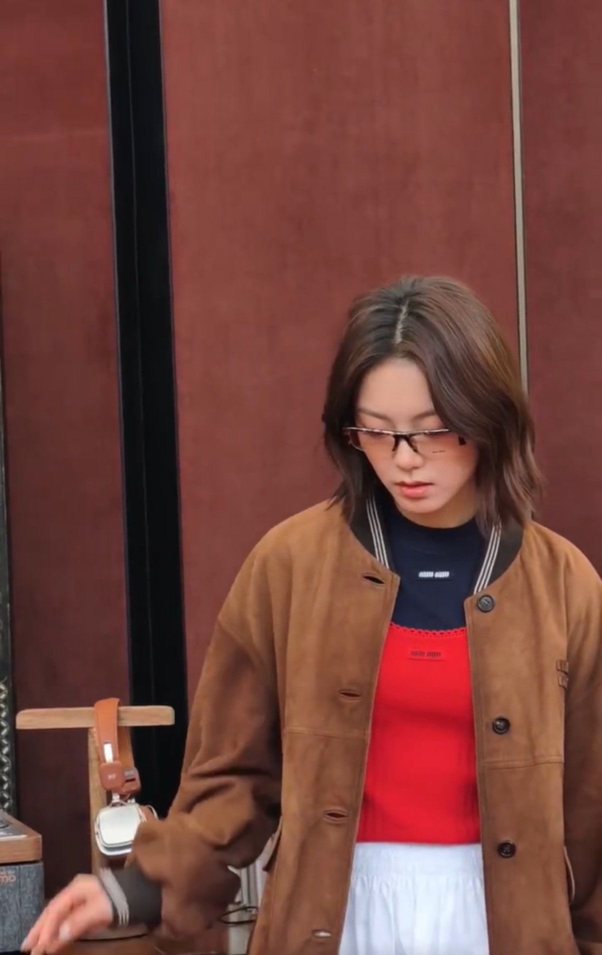 我一直很纳闷为什么miumiu品牌的衣服这么丑，光这个颜色搭配就很离谱。 