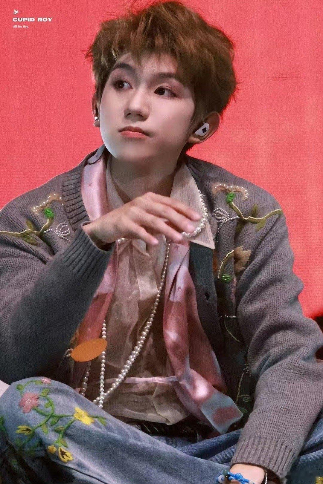 王源翻唱对面的女孩看过来九敏🆘，谁家的小甜豆跑出来了啊!王源出现即出圈，神图压